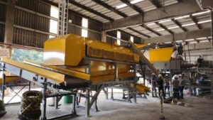 Linha de trituração de pneus Jaguar Industrial em operação, destacando capacidade e retorno sobre investimento.