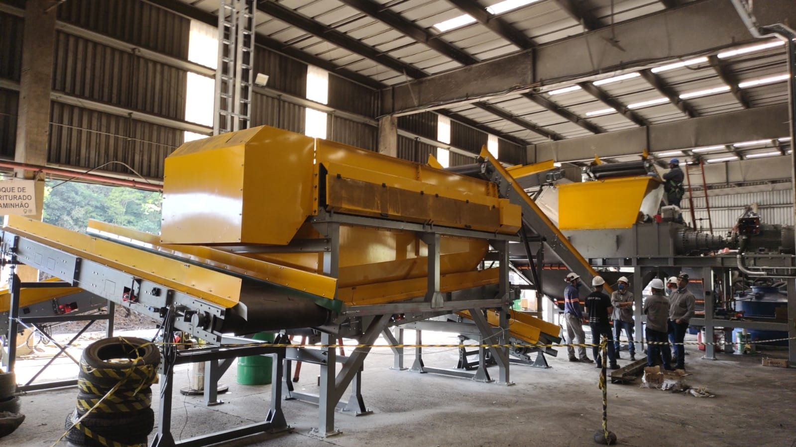 Linha de trituração de pneus Jaguar Industrial em operação, destacando capacidade e retorno sobre investimento.