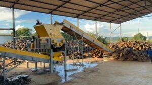 Triturador Jaguar Industrial processando pneus inservíveis para geração de TDF e pó de borracha em Indaiatuba, Brasil.