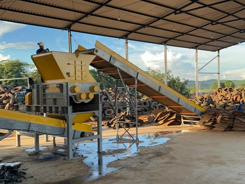 Triturador Jaguar Industrial processando pneus inservíveis para geração de TDF e pó de borracha em Indaiatuba, Brasil.